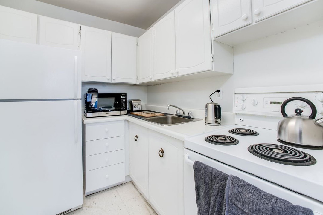 Silver Plus Room - Carlton St -  Toronto - Financial District
