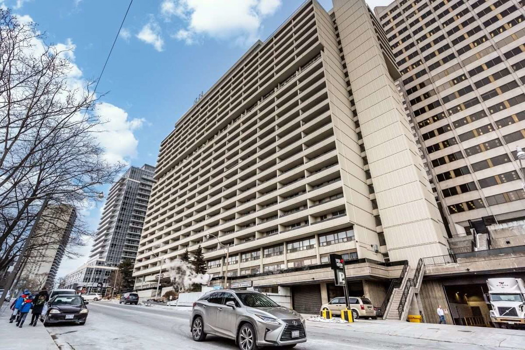 Silver   Room - Duplex Av - Toronto