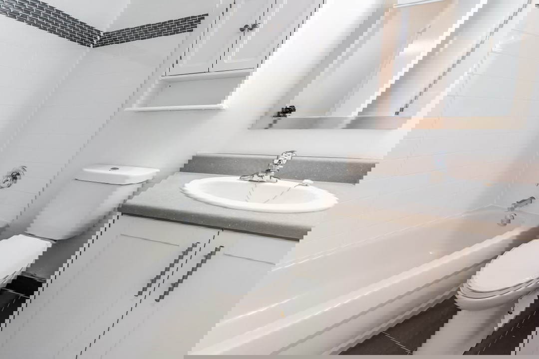 Silver   Room - Duplex Av - Toronto