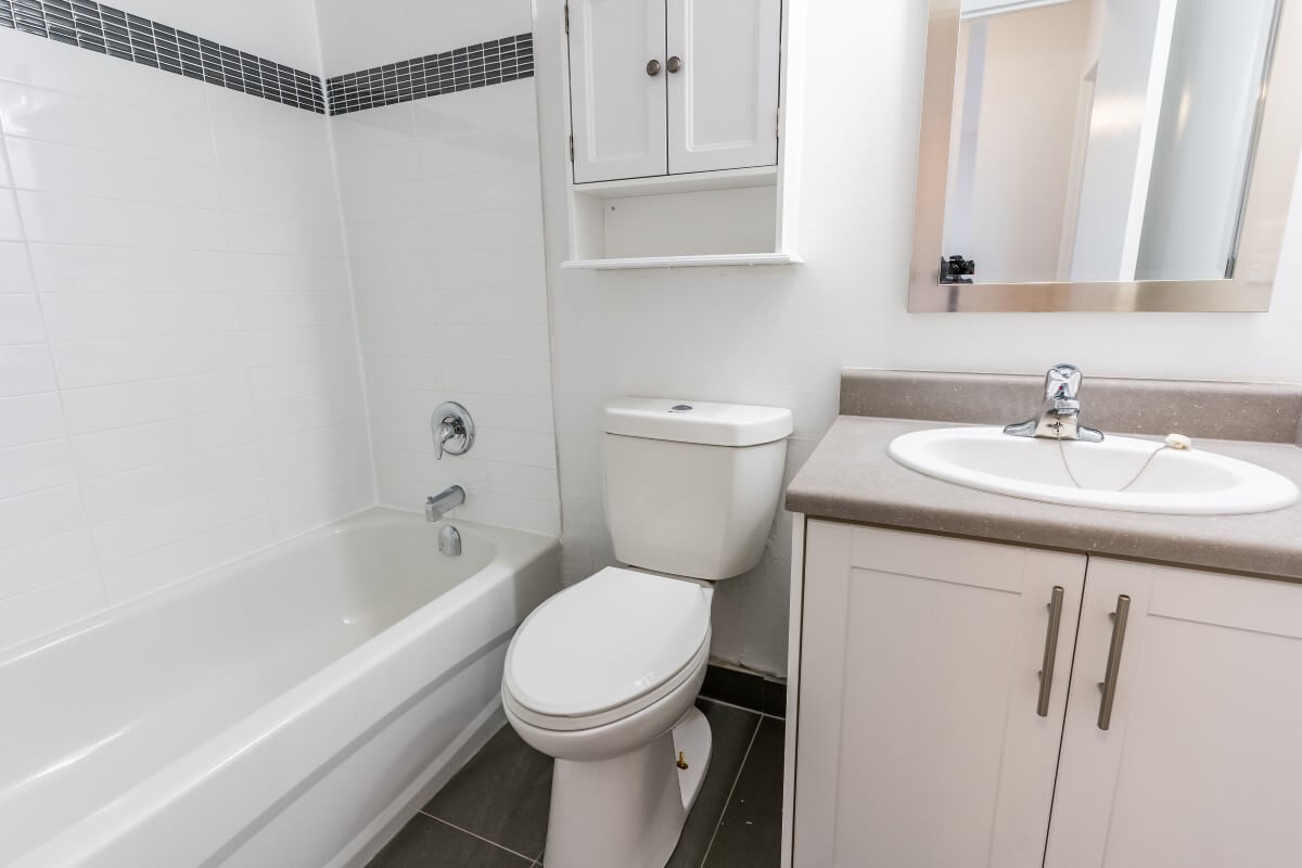 5-Apartments-for-rent-Toronto-411-Duplex-Bathroom.jpg