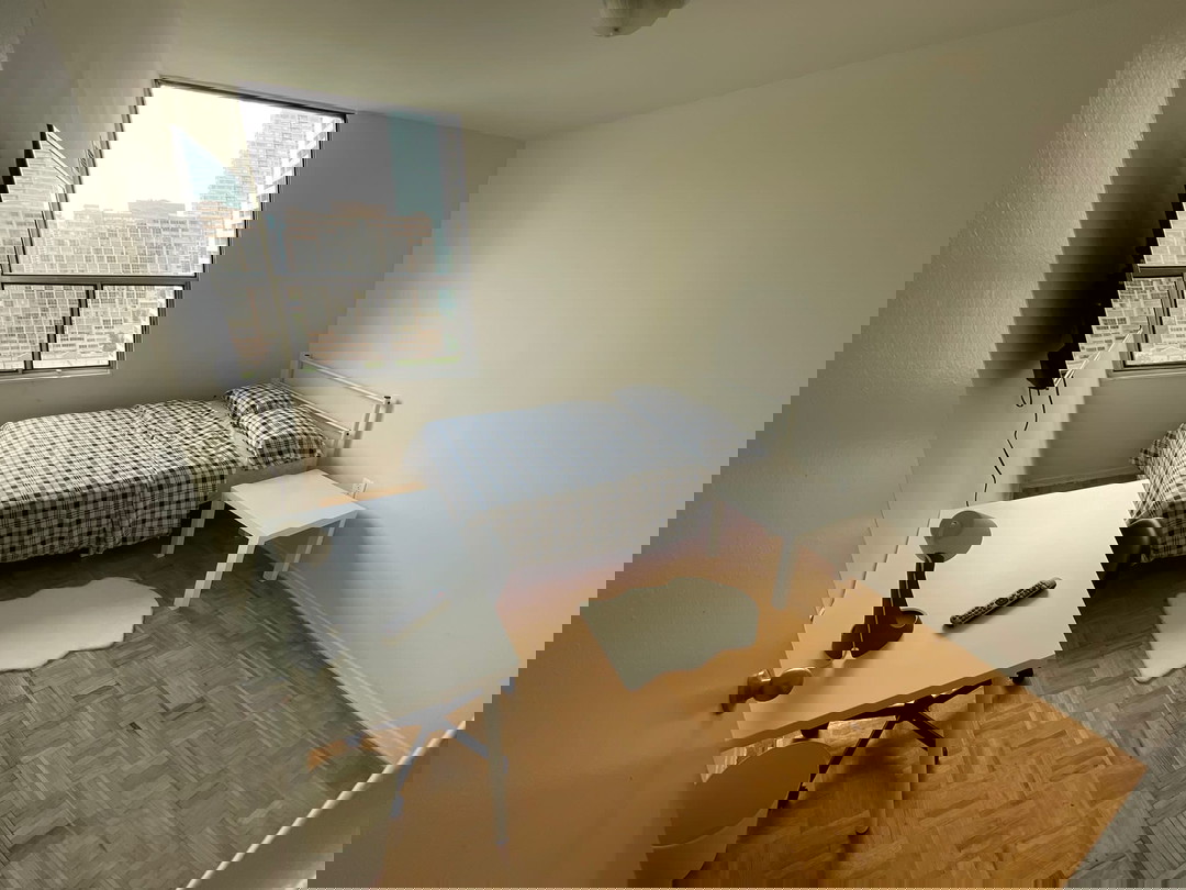 Silver   Room - Duplex Av - Toronto