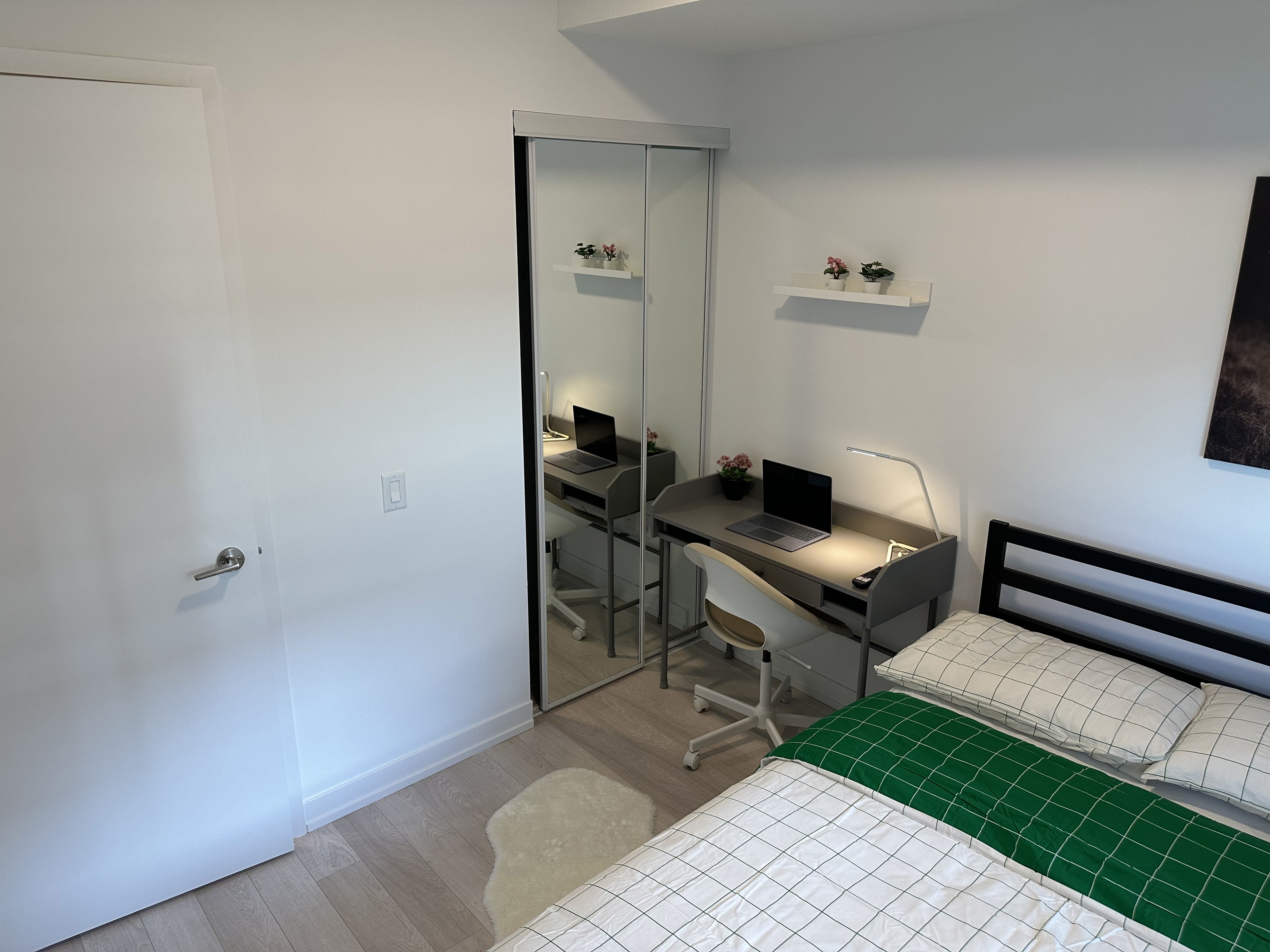 Silver Plus Room - Roehampton St - Toronto